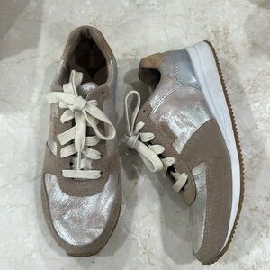 Aetrex Daphne Taupe Leather/Suede Sneaker size 6-6 1/2, or European size 36